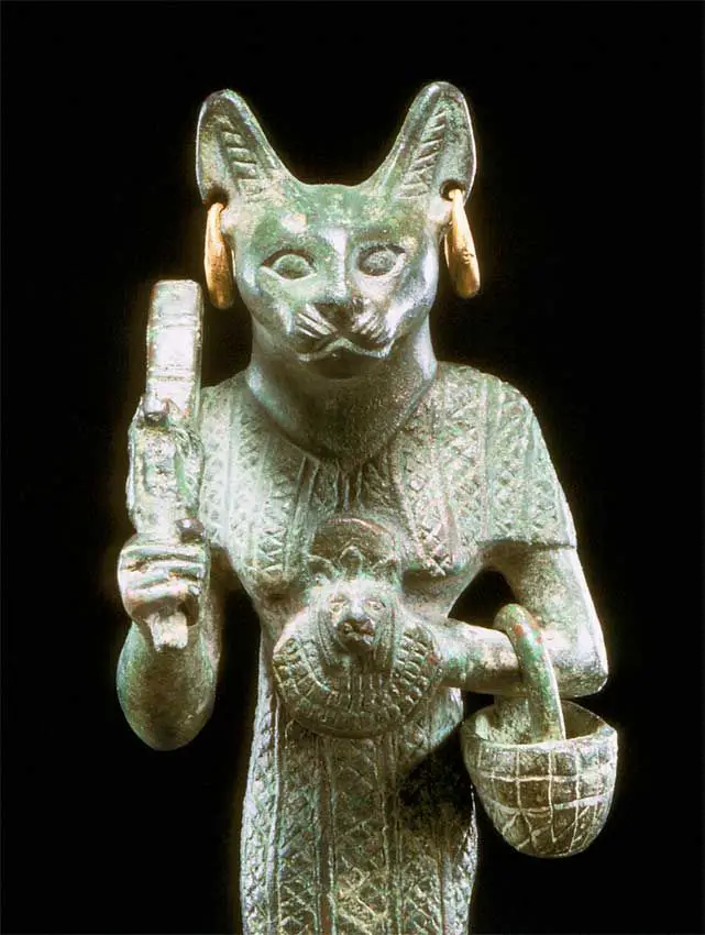 Бог баст. Бастет богиня Египта статуя. Баст богиня кошек Египта. Богиня Бастет в древнем Египте. Богиня кошка в древнем Египте Бастет.
