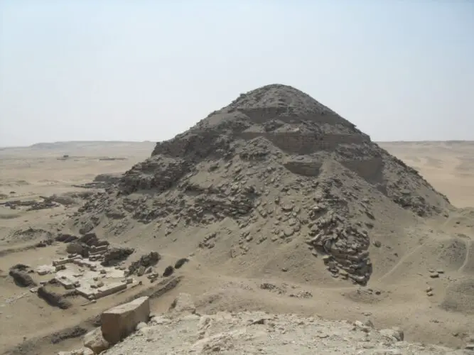 Neferefres-Pyramid-667x500.jpg